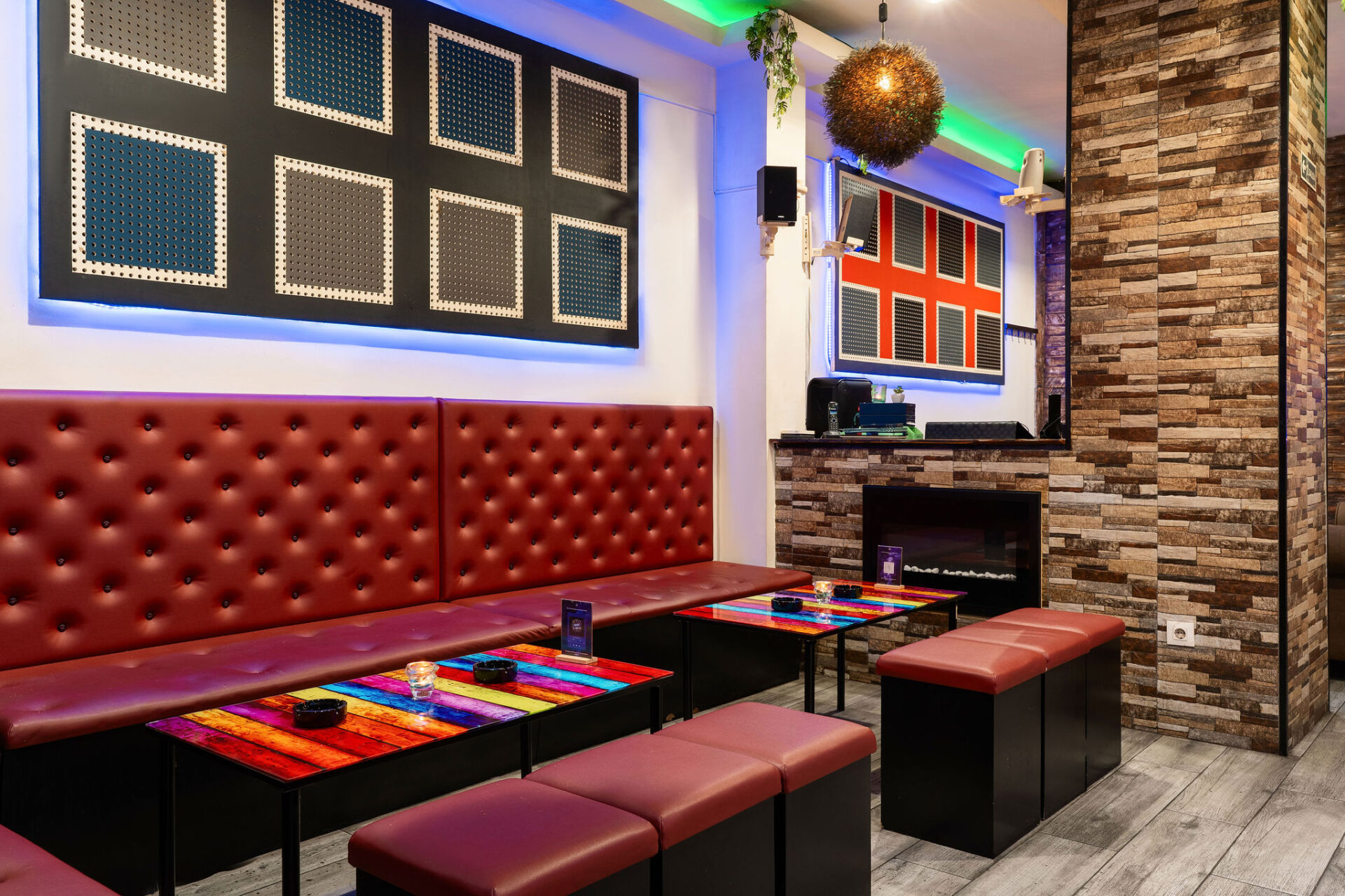 Лаунж-зона каннабис-клуба Smoke Signals в Барселоне с неоновым освещением