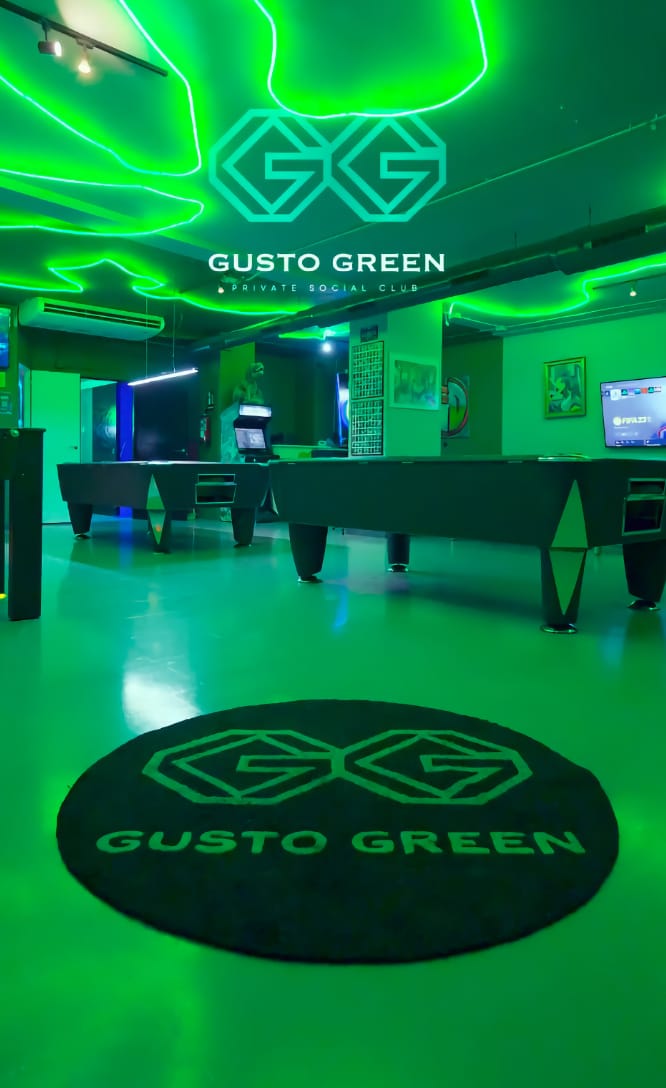 Слайд с логотипом Gusto Green и неоновой лаунж-зоной для видео-превью клуба в Барселоне